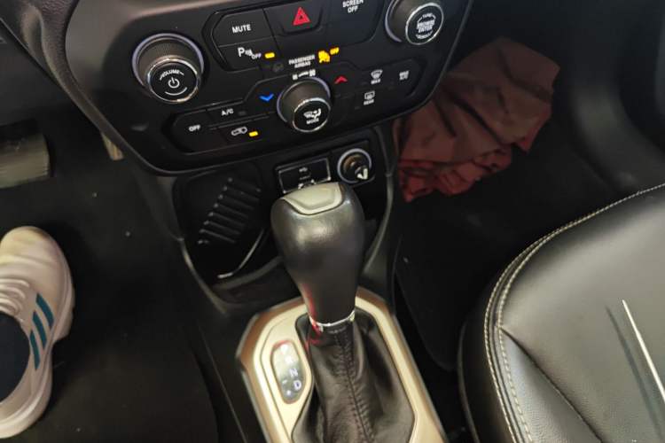 Used Jeep Renegade 2018 Connected Large Screen Version 180T Automatic High-Energy Edition Gear Lever