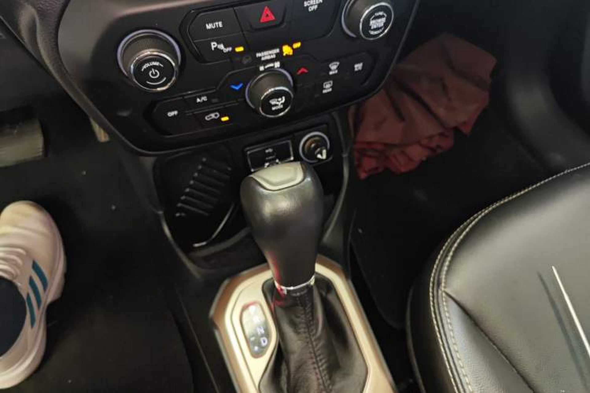 Used Jeep Renegade 2018 Connected Large Screen Version 180T Automatic High-Energy Edition Gear Lever