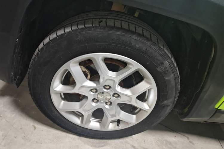 Used Jeep Renegade 2018 Connected Large Screen Version 180T Automatic High-Energy Edition Left Front Wheel Hub