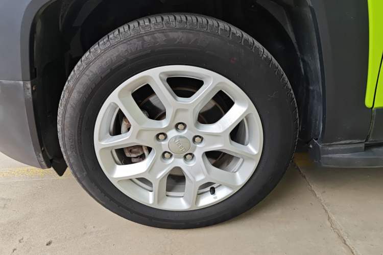 Used Jeep Renegade 2018 Connected Large Screen Version 180T Automatic High-Energy Edition Left Front Wheel Hub