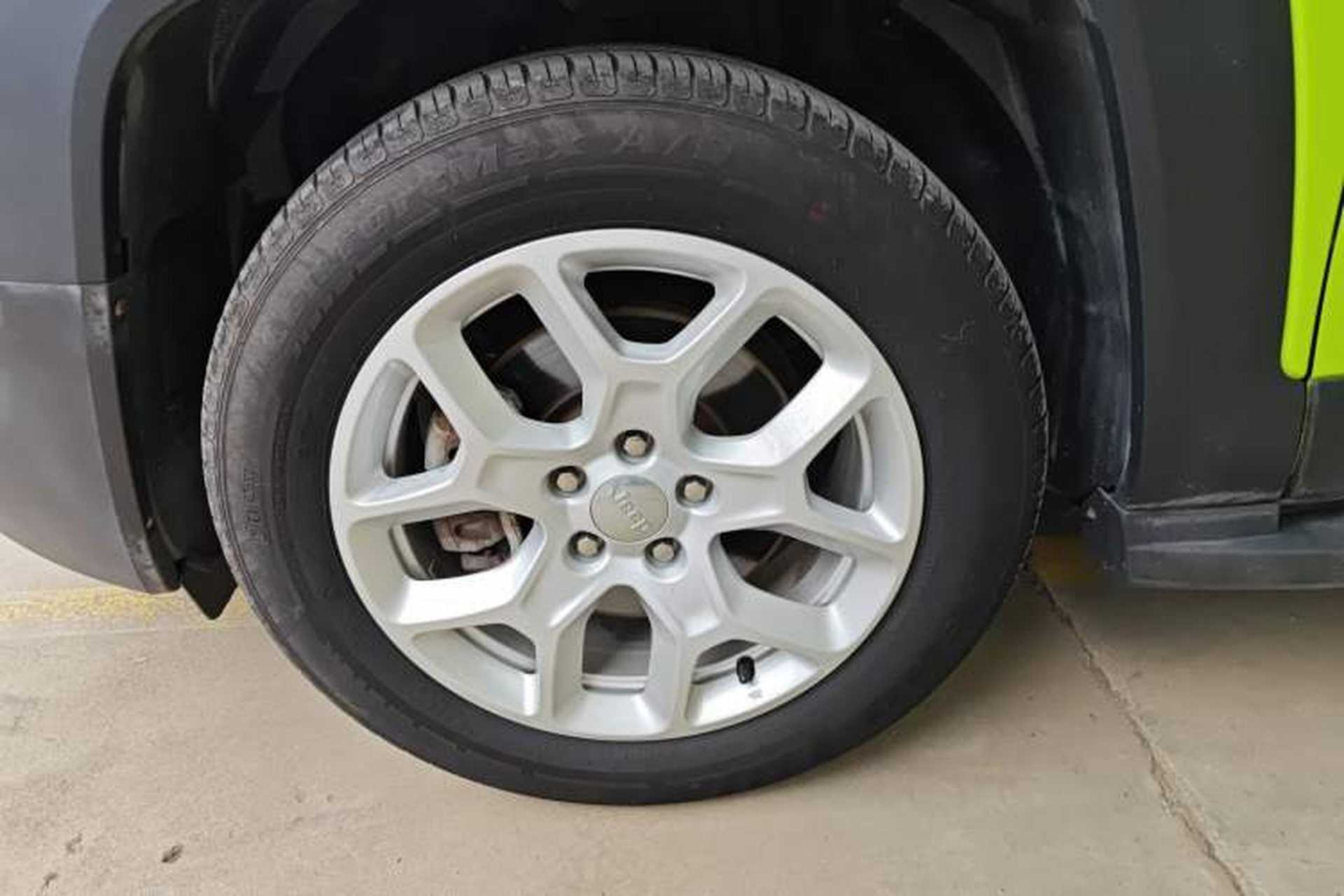 Used Jeep Renegade 2018 Connected Large Screen Version 180T Automatic High-Energy Edition Left Front Wheel Hub