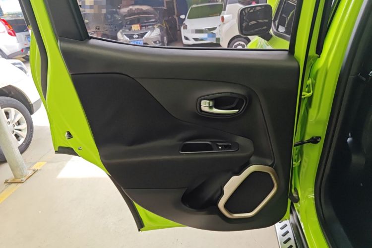 Used Jeep Renegade 2018 Connected Large Screen Version 180T Automatic High-Energy Edition Left Rear Door Interior