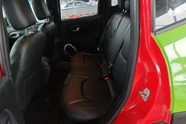 Used Jeep Renegade 2018 Connected Large Screen Version 180T Automatic High-Energy Edition Left Rear Seat