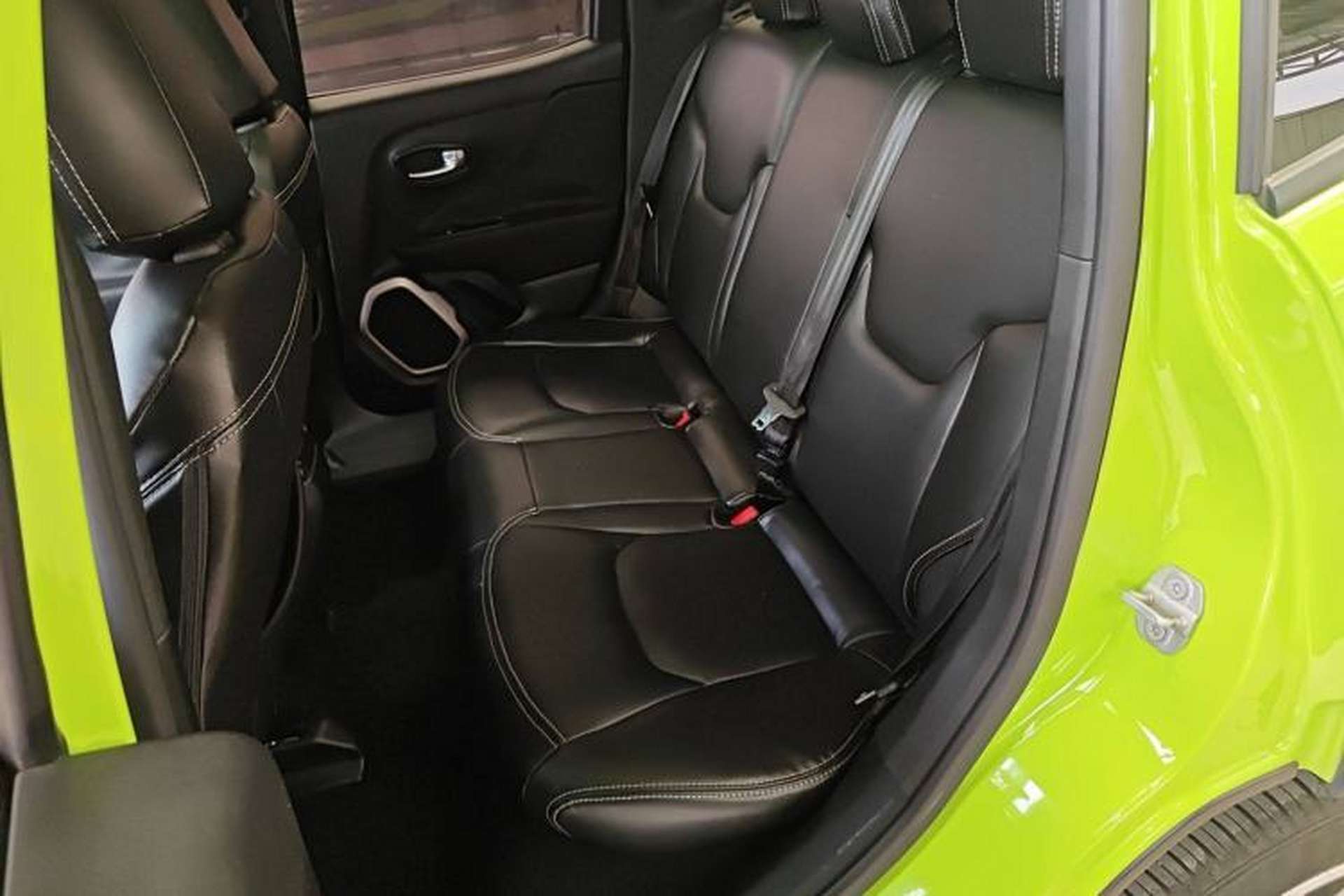 Used Jeep Renegade 2018 Connected Large Screen Version 180T Automatic High-Energy Edition Left Rear Seat
