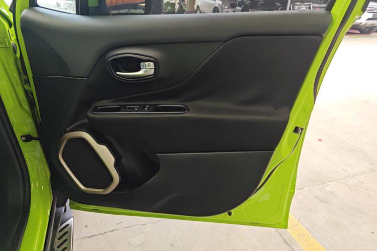 Used Jeep Renegade 2018 Connected Large Screen Version 180T Automatic High-Energy Edition Right Front Door Interior