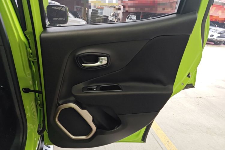 Used Jeep Renegade 2018 Connected Large Screen Version 180T Automatic High-Energy Edition Right Rear Door Interior