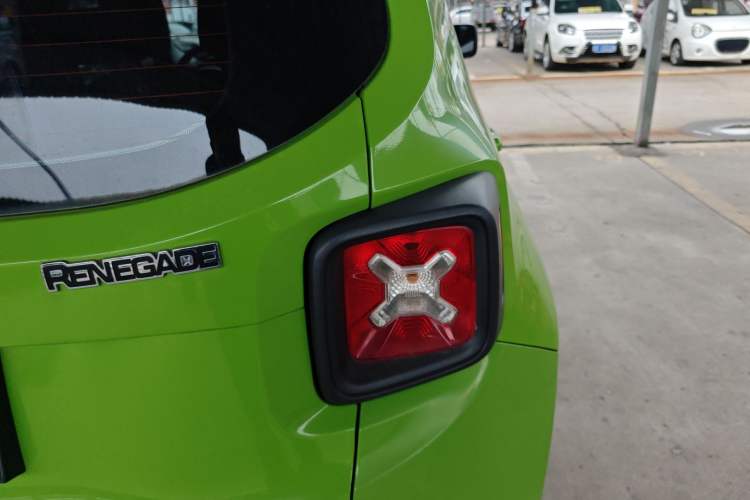 Used Jeep Renegade 2018 Connected Large Screen Version 180T Automatic High-Energy Edition Right Rear Taillight