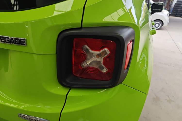 Used Jeep Renegade 2018 Connected Large Screen Version 180T Automatic High-Energy Edition Right Rear Taillight