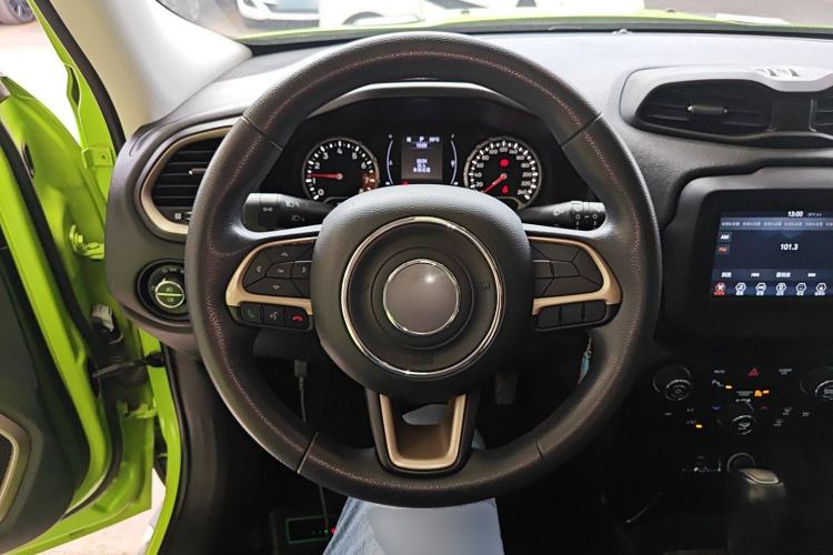 Used Jeep Renegade 2018 Connected Large Screen Version 180T Automatic High-Energy Edition Steering Wheel