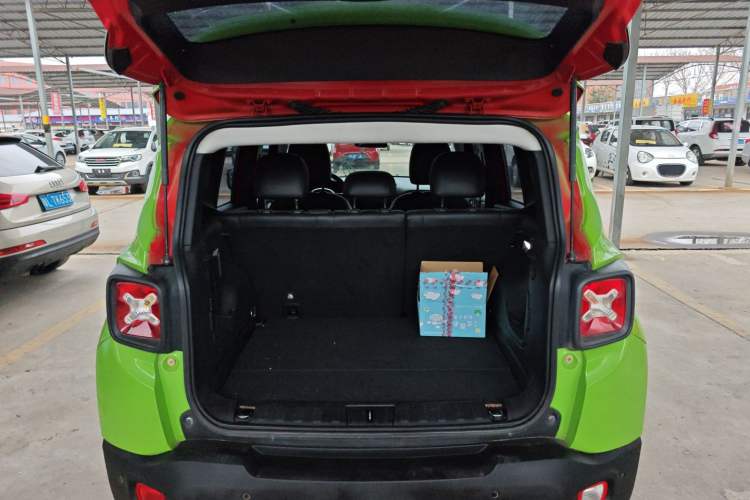Used Jeep Renegade 2018 Connected Large Screen Version 180T Automatic High-Energy Edition Trunk