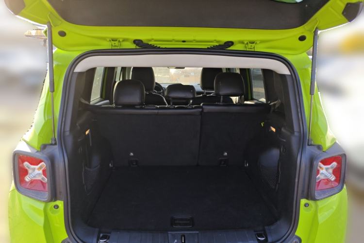 Used Jeep Renegade 2018 Connected Large Screen Version 180T Automatic High-Energy Edition Trunk