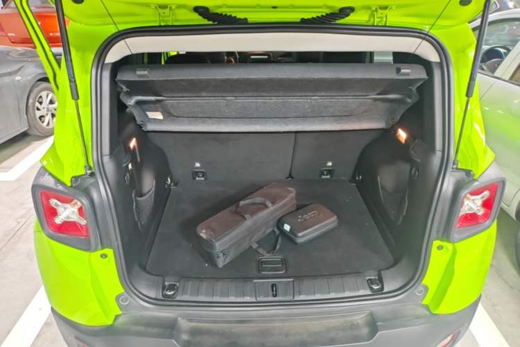 Used Jeep Renegade 2018 Connected Large Screen Version 180T Automatic High-Energy Edition Trunk