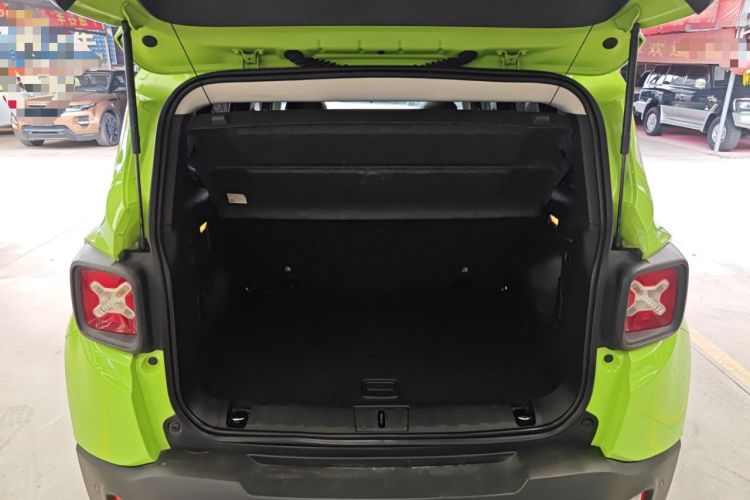 Used Jeep Renegade 2018 Connected Large Screen Version 180T Automatic High-Energy Edition Trunk