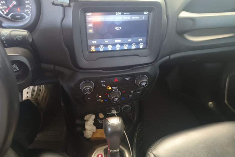 Used Jeep Renegade 2018 Connected Large Screen Version 180T Automatic Jingneng Version Audio And AC Panel