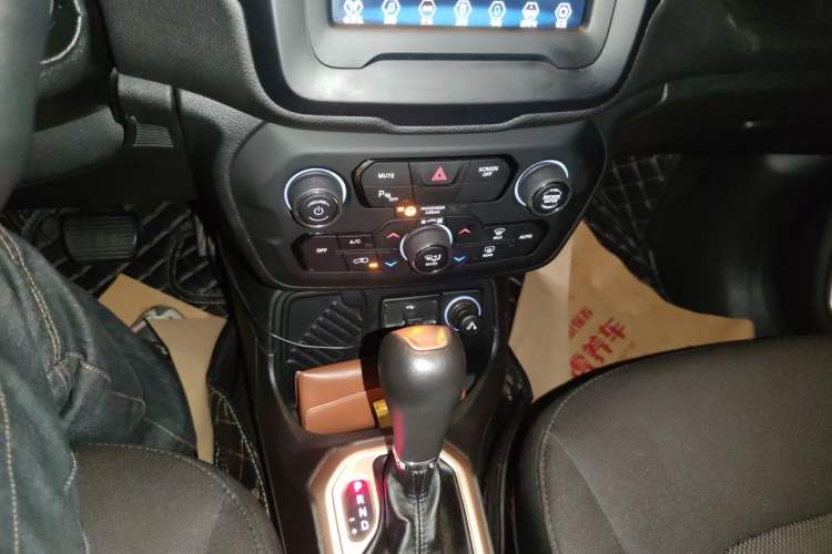 Used Jeep Renegade 2018 Connected Large Screen Version 180T Automatic Jingneng Version Audio And AC Panel