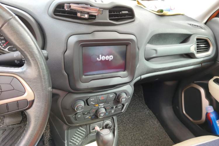 Used Jeep Renegade 2018 Connected Large Screen Version 180T Automatic Jingneng Version Audio And AC Panel
