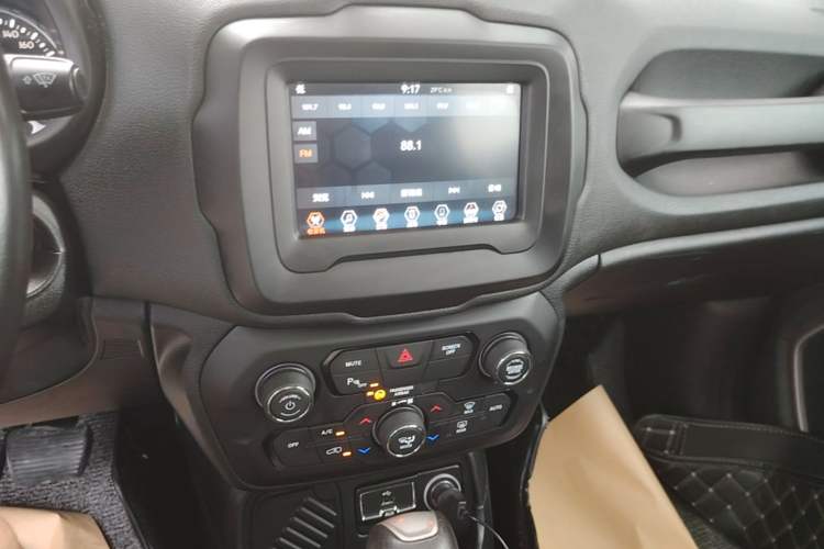 Used Jeep Renegade 2018 Connected Large Screen Version 180T Automatic Jingneng Version Audio And AC Panel