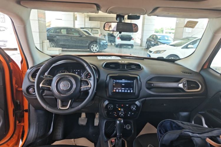 Used Jeep Renegade 2018 Connected Large Screen Version 180T Automatic High-Energy Edition Center Console