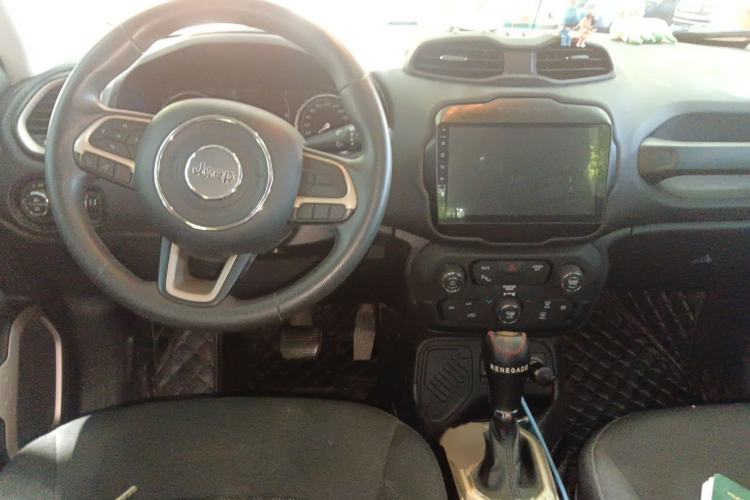 Used Jeep Renegade 2018 Connected Large Screen Version 180T Automatic High-Energy Edition Center Console