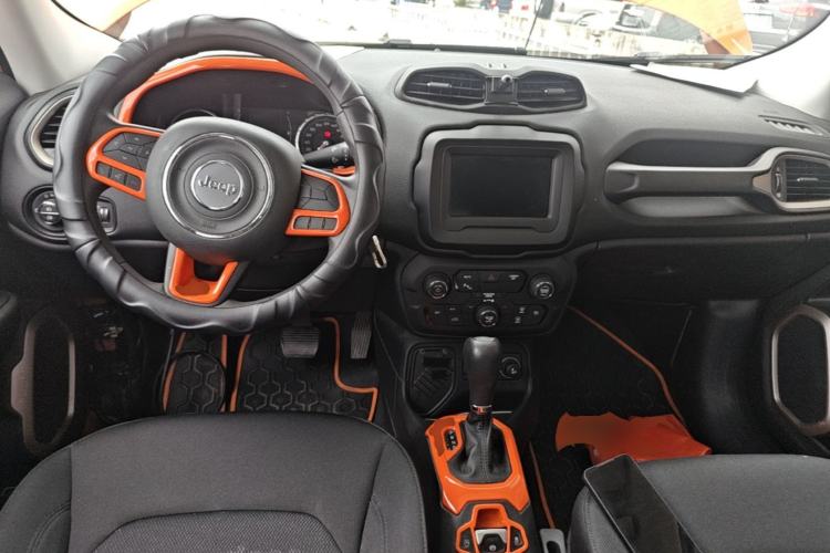 Used Jeep Renegade 2018 Connected Large Screen Version 180T Automatic High-Energy Edition Center Console