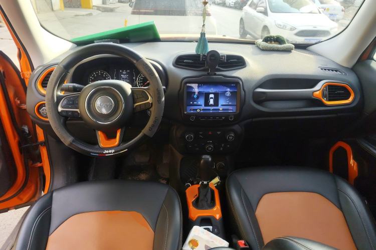 Used Jeep Renegade 2018 Connected Large Screen Version 180TS Automatic High-Energy Edition Center Console