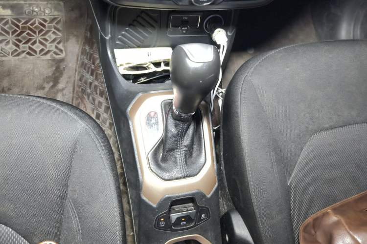 Used Jeep Renegade 2018 Connected Large Screen Version 180T Automatic Jingneng Version Gear Lever