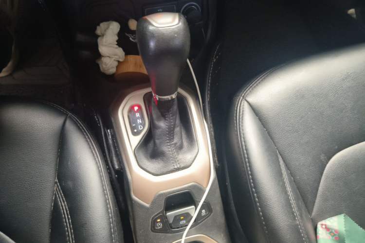 Used Jeep Renegade 2018 Connected Large Screen Version 180T Automatic Jingneng Version Gear Lever