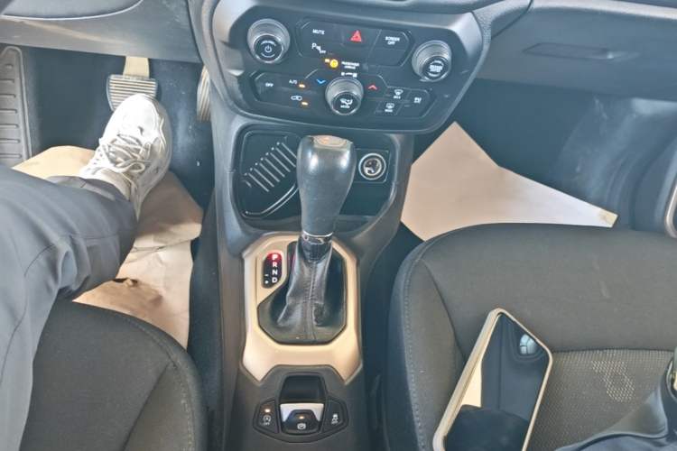 Used Jeep Renegade 2018 Connected Large Screen Version 180T Automatic High-Energy Edition Gear Lever