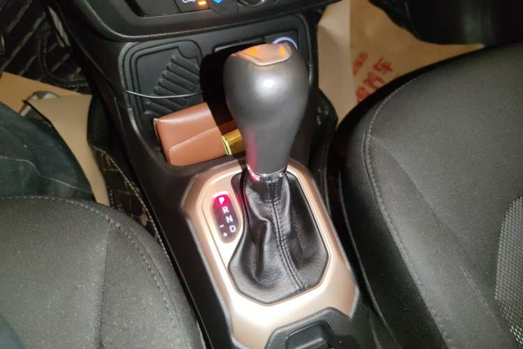 Used Jeep Renegade 2018 Connected Large Screen Version 180T Automatic Jingneng Version Gear Lever