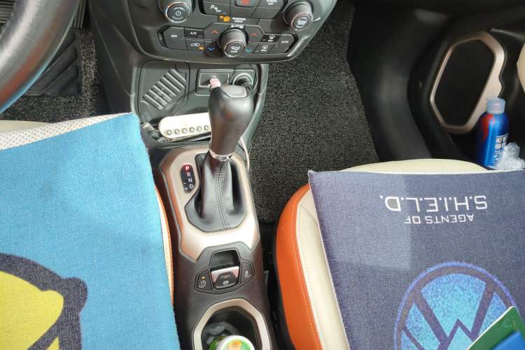 Used Jeep Renegade 2018 Connected Large Screen Version 180T Automatic Jingneng Version Gear Lever