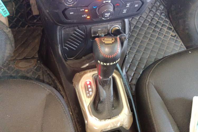 Used Jeep Renegade 2018 Connected Large Screen Version 180T Automatic High-Energy Edition Gear Lever