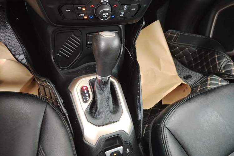 Used Jeep Renegade 2018 Connected Large Screen Version 180T Automatic Jingneng Version Gear Lever