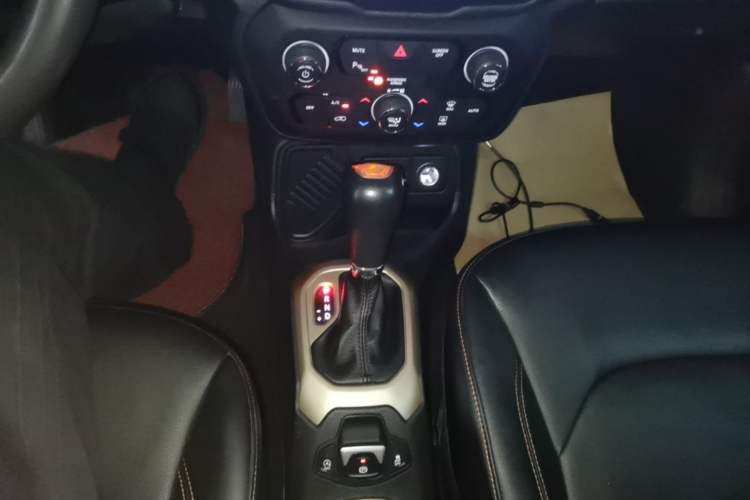 Used Jeep Renegade 2018 Connected Large Screen Version 180T Automatic Jingneng Version Gear Lever