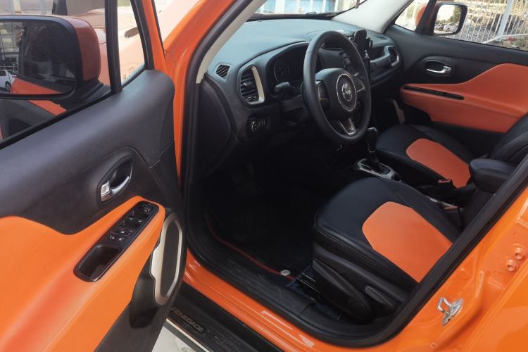 Used Jeep Renegade 2018 Connected Large Screen Version 180T Automatic High-Energy Edition Interior 3