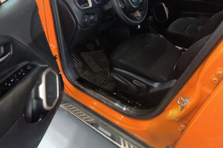 Used Jeep Renegade 2018 Connected Large Screen Version 180T Automatic High-Energy Edition Interior 3