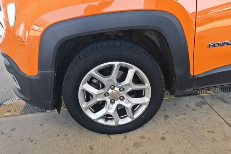 Used Jeep Renegade 2018 Connected Large Screen Version 180T Automatic High-Energy Edition Left Front Wheel Hub