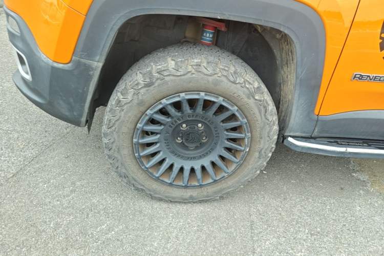Used Jeep Renegade 2018 Connected Large Screen Version 180T Automatic High-Energy Edition Left Front Wheel Hub