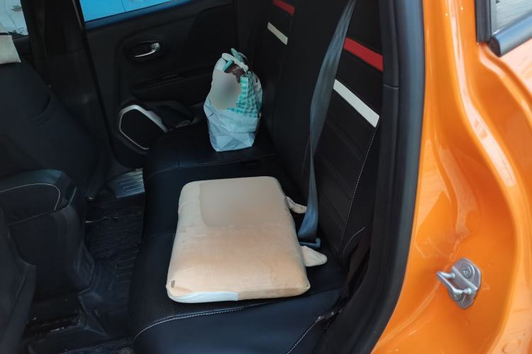 Used Jeep Renegade 2018 Connected Large Screen Version 180T Automatic High-Energy Edition Left Rear Seat