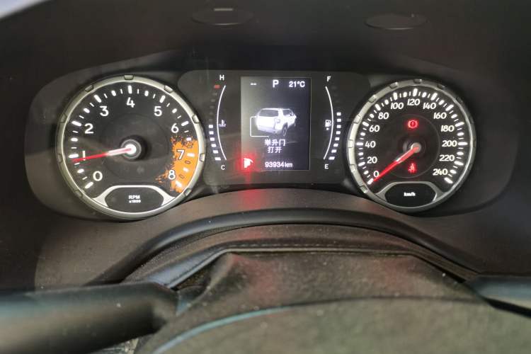 Used Jeep Renegade 2018 Connected Large Screen Version 180T Automatic High-Energy Edition Odometer Close Up