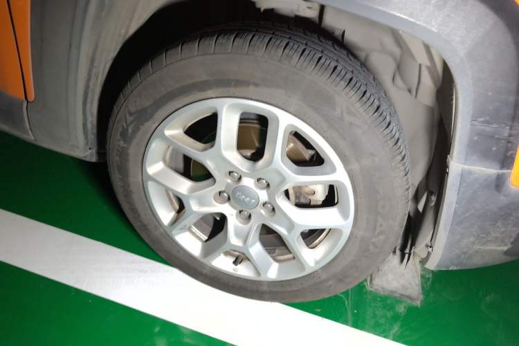 Used Jeep Renegade 2018 Connected Large Screen Version 180T Automatic Jingneng Version Right Front Wheel Hub