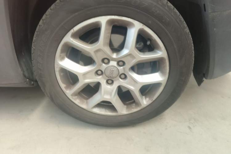 Used Jeep Renegade 2018 Connected Large Screen Version 180T Automatic Jingneng Version Right Front Wheel Hub