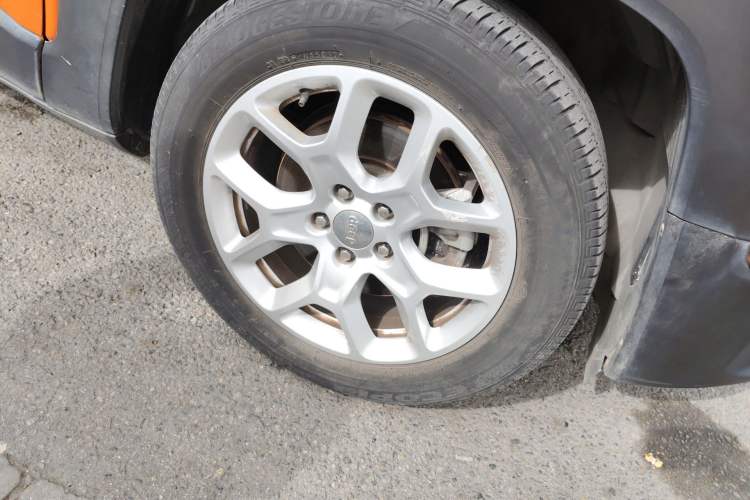Used Jeep Renegade 2018 Connected Large Screen Version 180T Automatic Jingneng Version Right Front Wheel Hub