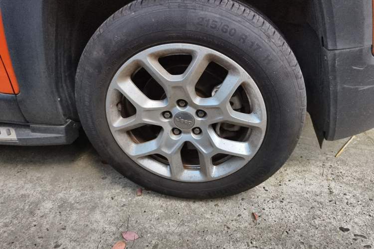 Used Jeep Renegade 2018 Connected Large Screen Version 180T Automatic Jingneng Version Right Front Wheel Hub