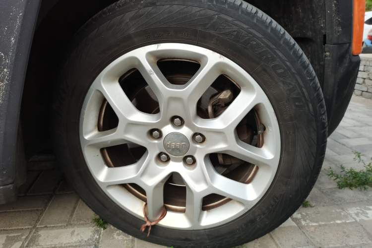 Used Jeep Renegade 2018 Connected Large Screen Version 180T Automatic High-Energy Edition Right Front Wheel Hub