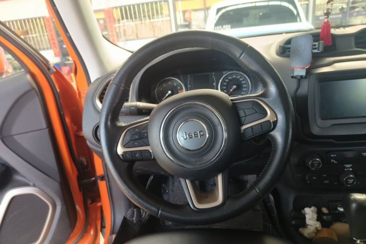 Used Jeep Renegade 2018 Connected Large Screen Version 180T Automatic Jingneng Version Steering Wheel