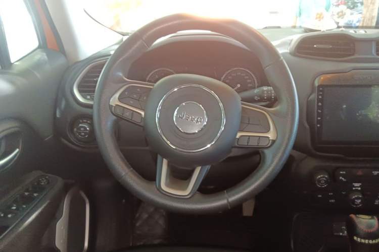 Used Jeep Renegade 2018 Connected Large Screen Version 180T Automatic High-Energy Edition Steering Wheel