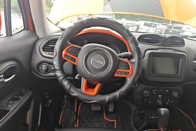 Used Jeep Renegade 2018 Connected Large Screen Version 180T Automatic High-Energy Edition Steering Wheel