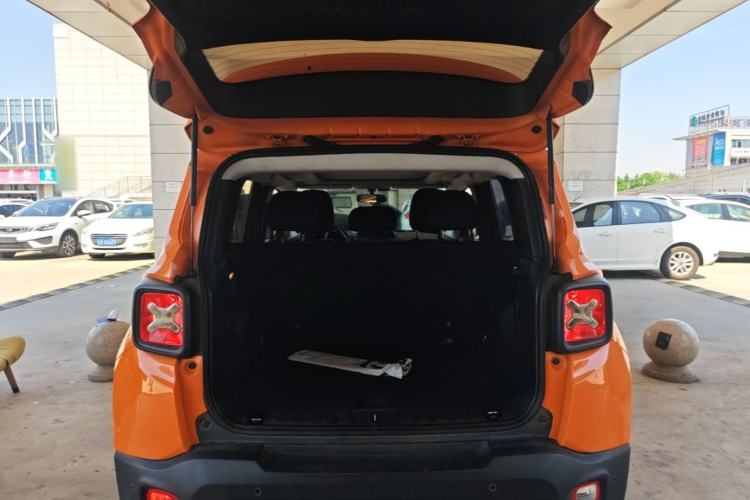 Used Jeep Renegade 2018 Connected Large Screen Version 180T Automatic High-Energy Edition Trunk