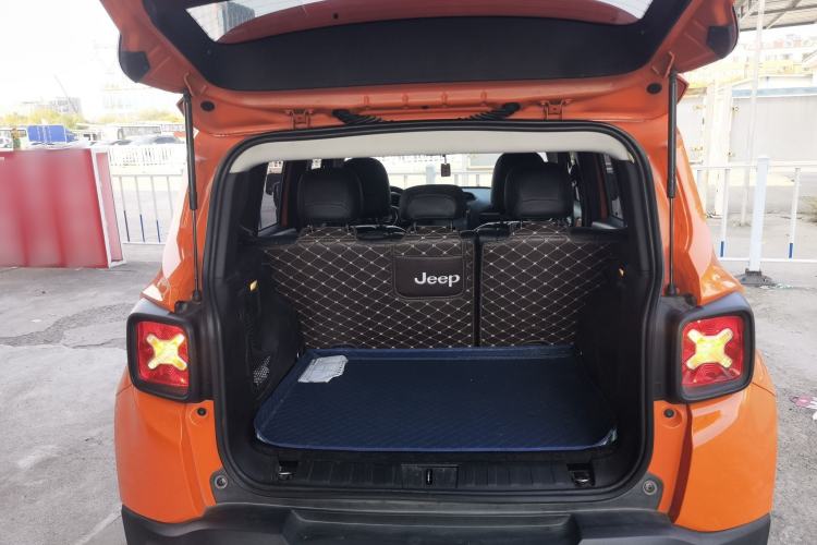 Used Jeep Renegade 2018 Connected Large Screen Version 180T Automatic High-Energy Edition Trunk