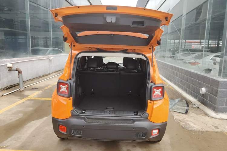 Used Jeep Renegade 2018 Connected Large Screen Version 180T Automatic Jingneng Version Trunk